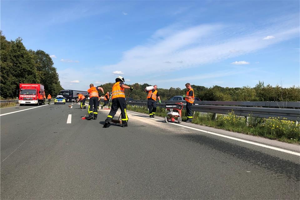 Die Dorstener Feuerwehr hat die Fahrbahn gesäubert.