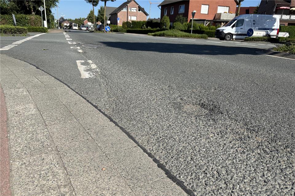 Die Dorstener Straße weist im Bereich des Südrings deutliche Schäden auf. Die Gemeinde appelliert an den Landesbetrieb Straßen-NRW, dort tätig zu werden.