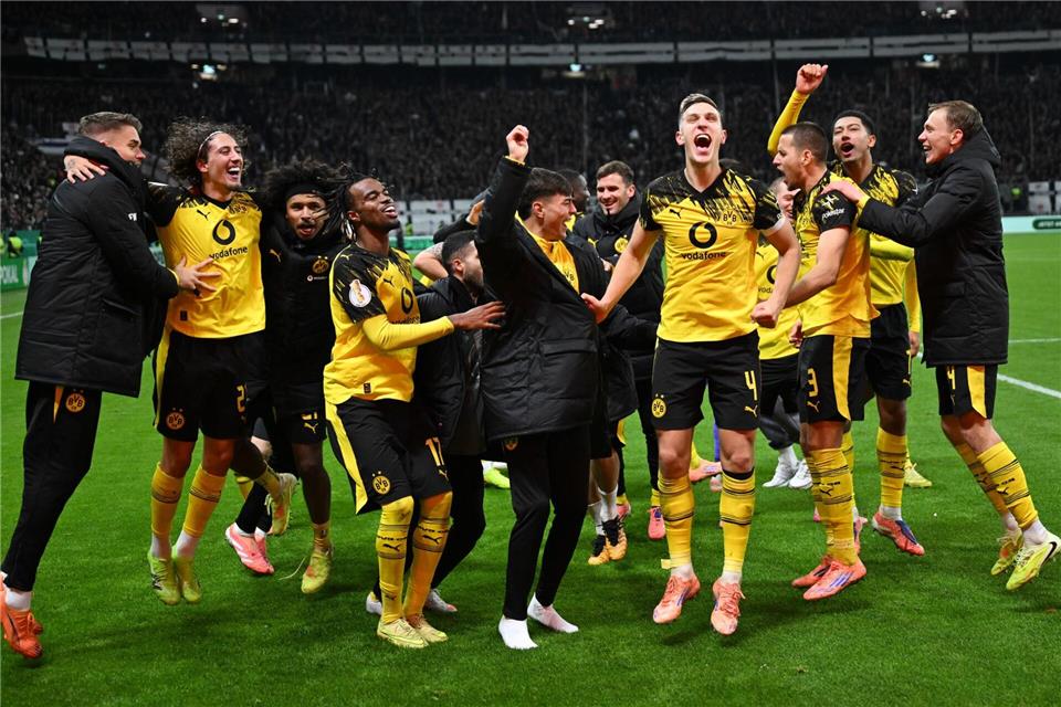 Kovac trifft Krisen-Wagner: „Gibt zwei Arten von Trainern“  Die Dortmunder Spieler jubeln nach ihrem Pokal-Kraftakt in Frankfurt. Arne Dedert/dpa