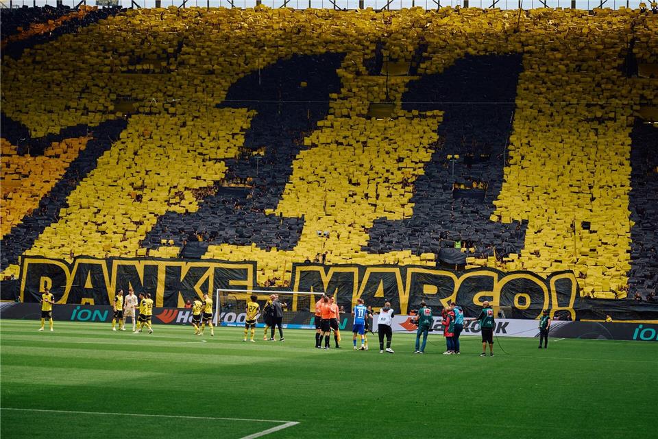 Die Dortmunder Südkurve verabschiedete Marco Reus mit einer eigenen Choreographie.Bernd Thissen/dpa