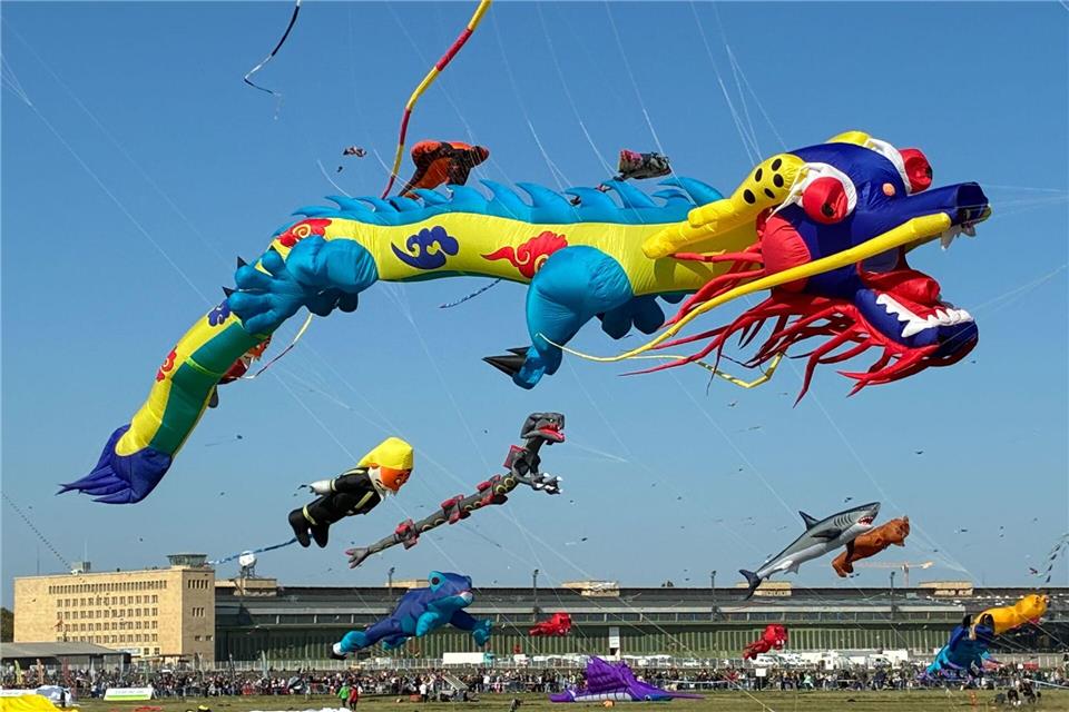 Die Drachen sind teils Dutzende Meter lang.Caroline Bock/dpa