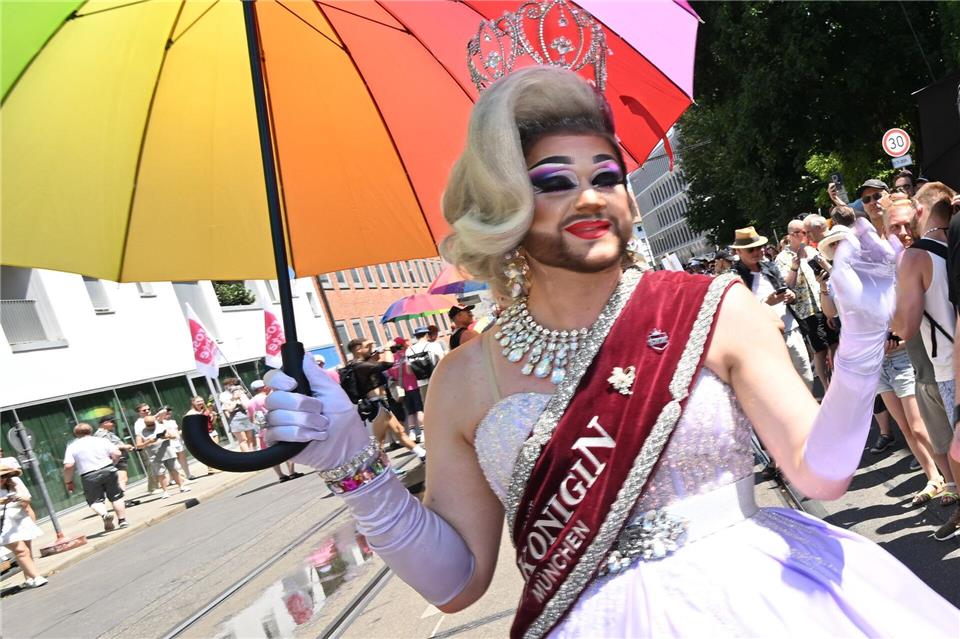 Die Drag-Künstlerin Miss Taylor ist Teil der diesjährigen CSD-Parade in München. Felix Hörhager/dpa