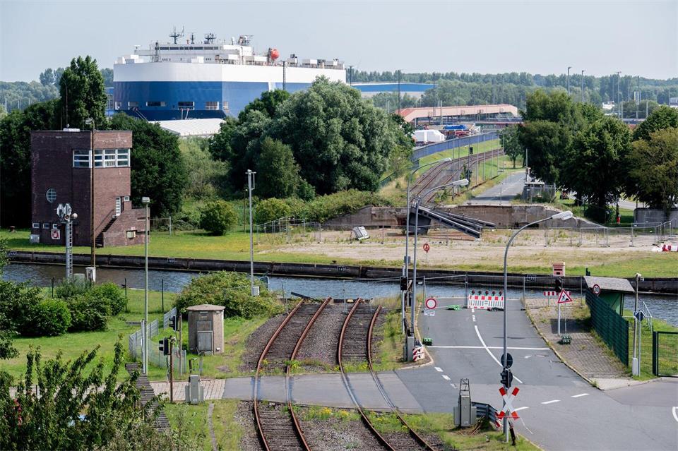 Die Drehbrücke am Kaiserhafen soll erneuert werden. (Archivfoto)Hauke-Christian Dittrich/dpa