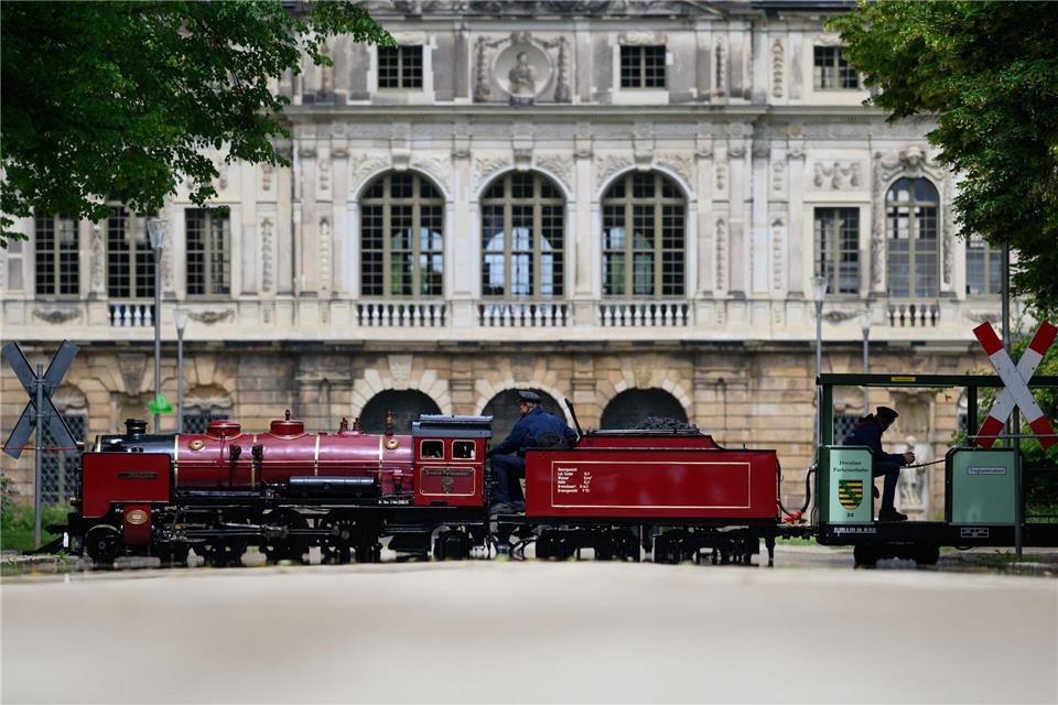 Die Dresdner Parkeisenbahn stellt den Betrieb bis Sonntag ein. (Archivbild)Robert Michael/dpa