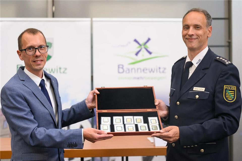 Die Dresdner Polizei übergab das gefundene Gold dem Bannewitzer Bürgermeister Heiko Wersig, der es direkt an Vereine weiterreichte.Robert Michael/dpa