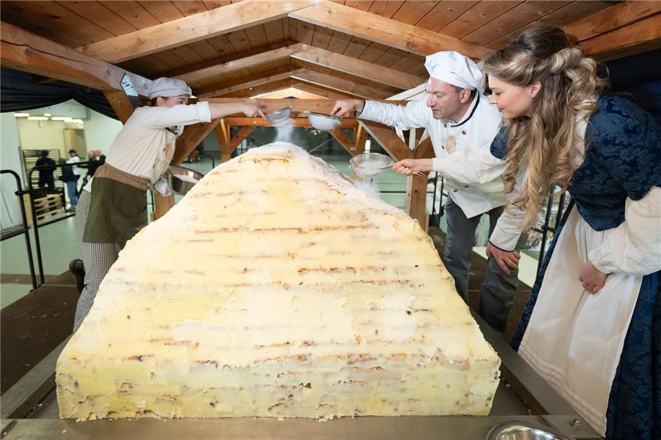 Die Dresdner Stollenbäcker haben ihren Riesenstollen zusammengesetzt.Sebastian Kahnert/dpa