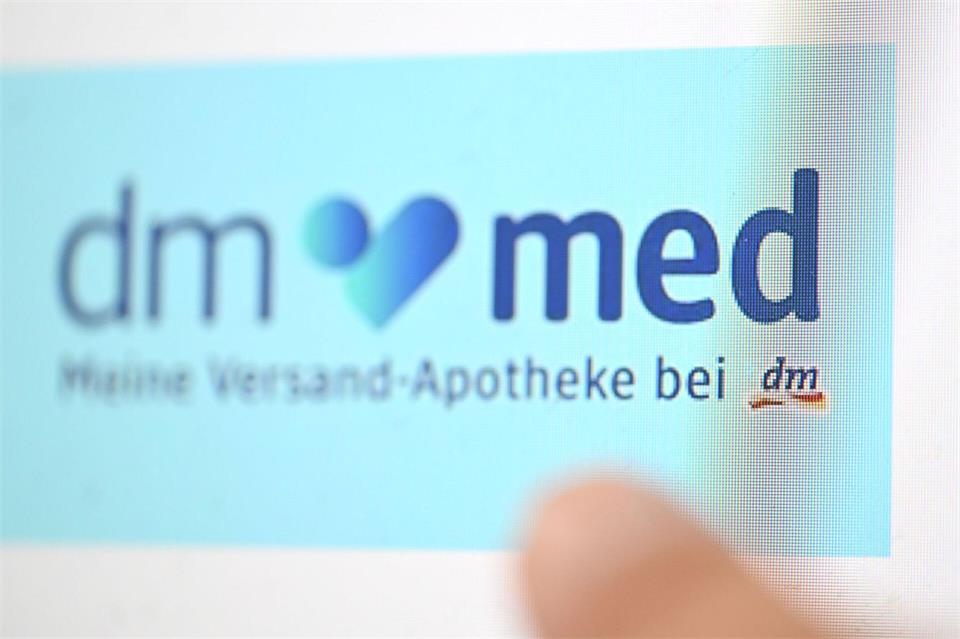 Die Drogeriemarktkette dm bezeichnet die Versand-Apotheke dm-med als Partnerunternehmen.Bernd Weißbrod/dpa