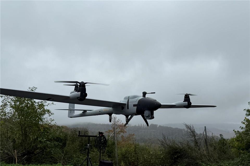Die Drohne ist für ihren Einsatz zur Früherkennung von Waldbränden mit modernster Technik ausgerüstet.Michael Bauer/dpa