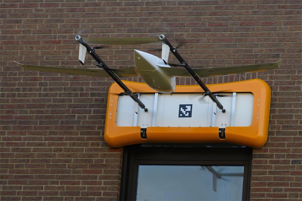 Die Drohne landet an einer Andockstation am GebäudeSwen Pförtner/dpa