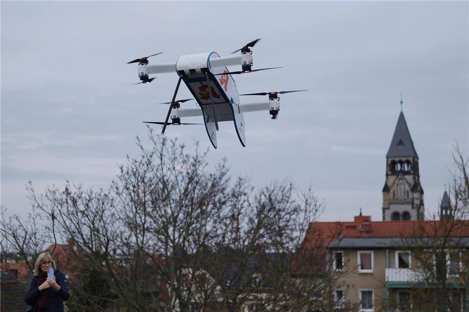 Die Drohne wird von Berlin aus gesteuert. Sebastian Willnow/dpa