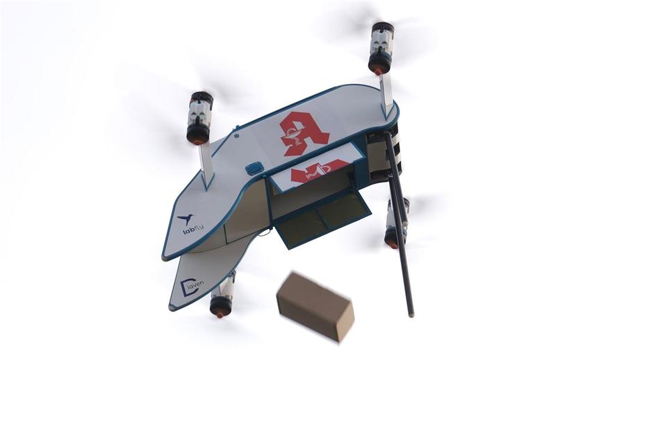 Die Drohne wirft aus zehn Metern Höhe Pakete ab, in denen die Medikamente sind. Sebastian Willnow/dpa