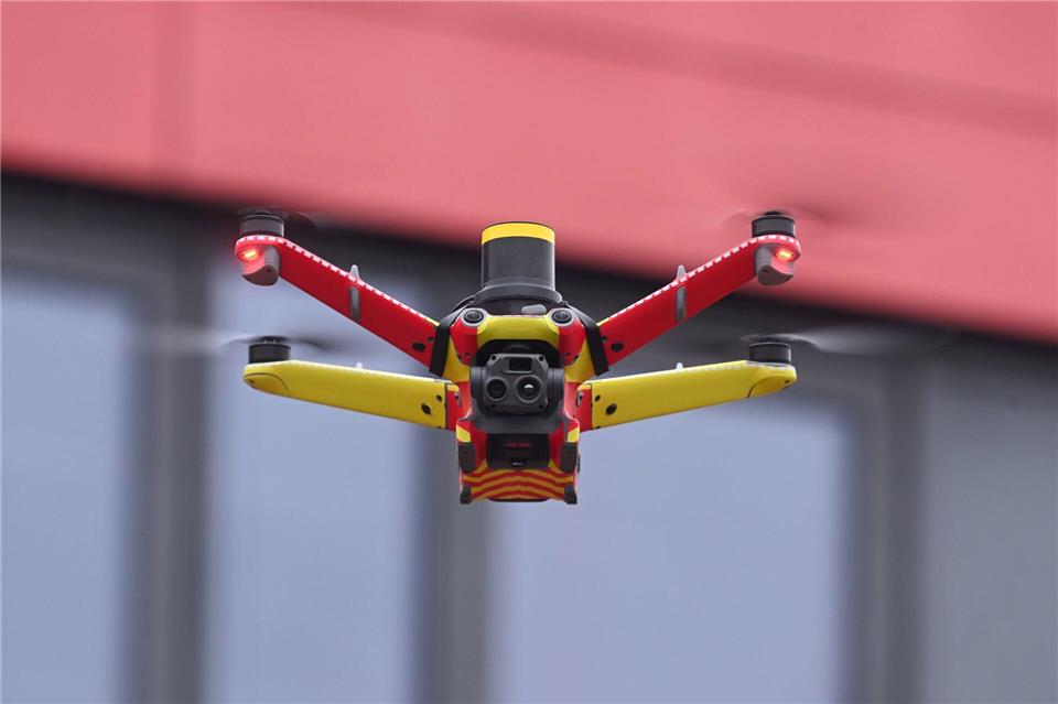 Die Drohnen fliegen automatisiert, werden während des Fluges aber aus der Ferne überwacht.Felix Hörhager/dpa