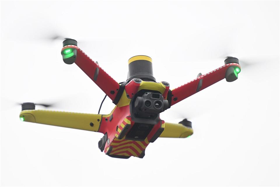 Die Drohnen sollen noch vor den Einsatzkräften vor Ort sein und der Einsatzleitung bei der Einschätzung helfen.Felix Hörhager/dpa