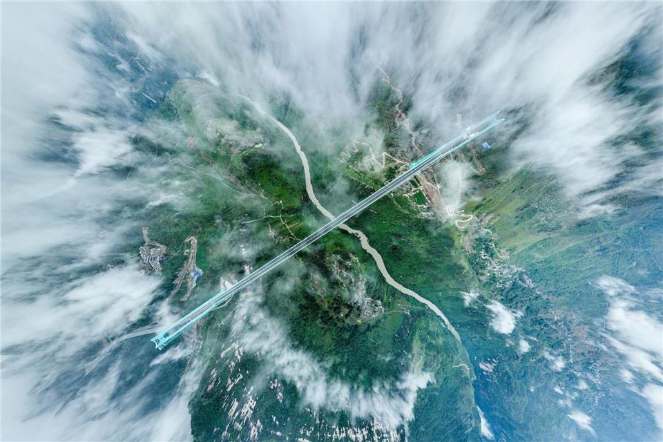 Die Drohnenaufnahme zeigt die Huajiang Grand Canyon Bridge in der südwestchinesischen Provinz Guizhou.Ou Dongqu/XinHua/dpa
