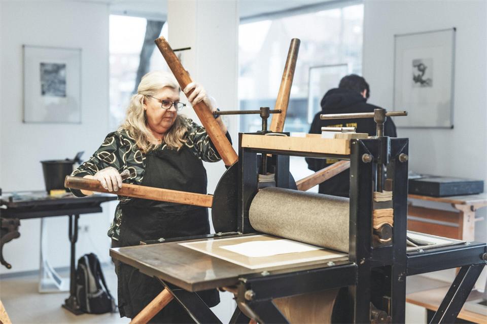 Die Druckwerkstatt des Farb öffnet am 31. Oktober nach ihrem Umzug erstmals wieder ihre Türen. Die Besucher können die historischen Druckmaschinen in Aktion erleben und selbst kreativ werden.