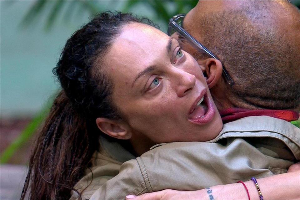 Die Dschungelkönigin und ihr Dschungelprinz: Lilly Becker umarmt Schauspieler Pierre Sanoussi-Bliss.-/RTL/dpa