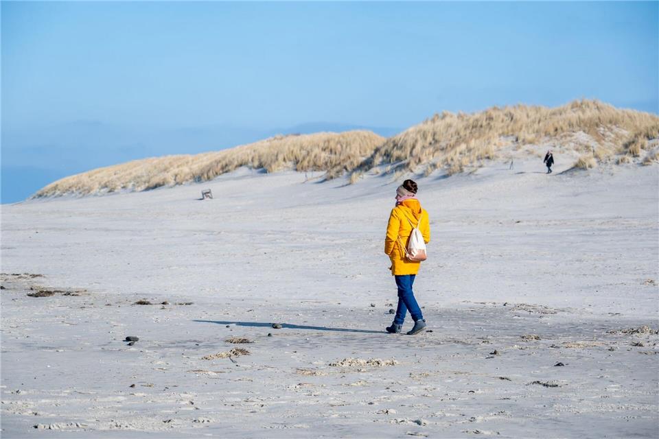 Die Dünen auf Langeoog etwa kamen vergleichsweise glimpflich durch die Sturmflutsaison. (Archivbild)Hauke-Christian Dittrich/dpa