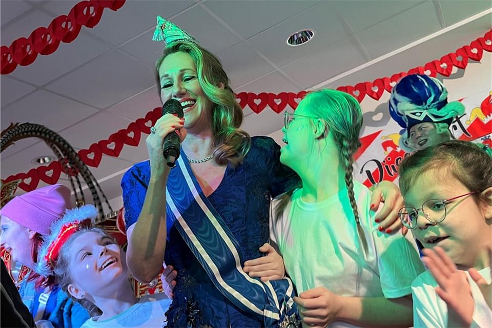 Die Düsseldorfer Venetia feiert mit den Neumühlenschülern auf der Bühne. 