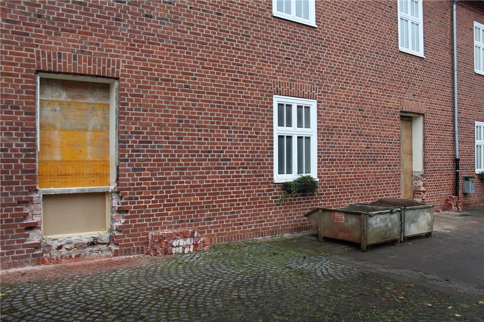 Die Durchbrüche für die neuen Türen sind herausgestemmt worden.