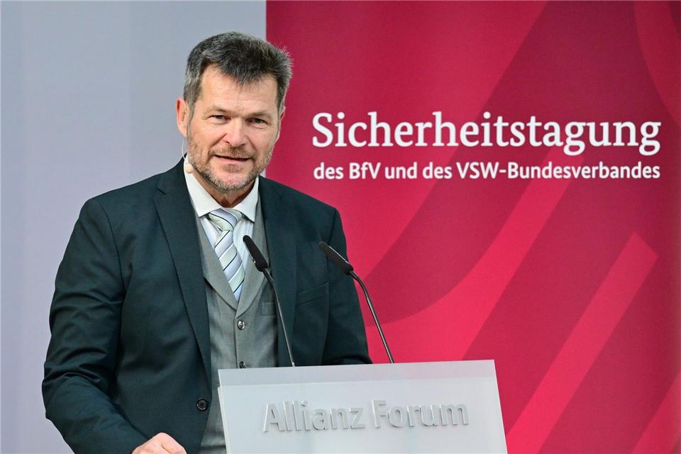 „Die Dynamik der Bedrohungen erforderte schnellere Fortschritte“, sagt der Präsident des Verbandes für Sicherheit in der Wirtschaft, Johannes Strümpfel. Soeren Stache/dpa