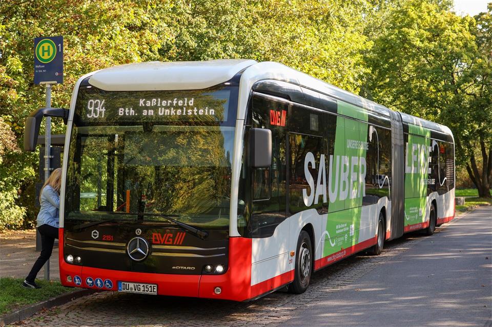 Die E-Busse sind umweltfreundlicher als Dieselfahrzeuge.Christoph Reichwein/dpa