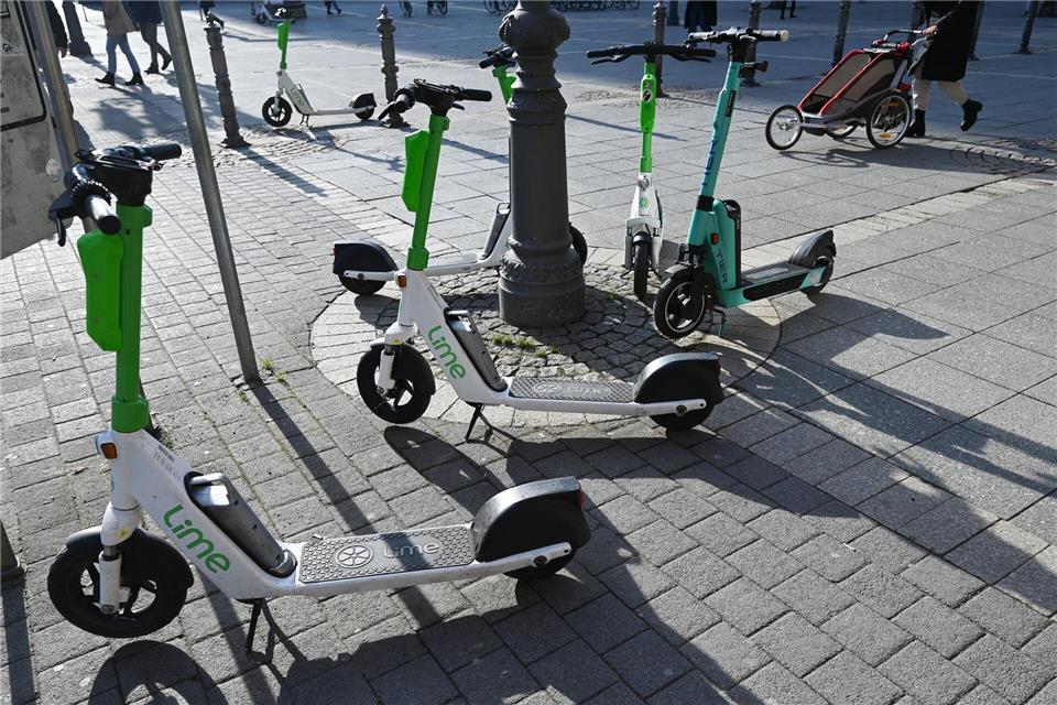 Die E-Scooter sorgen immer wieder für Ärger - unter anderem, weil sie nicht ordnungsgemäß abgestellt werden (Archivbild). Arne Dedert/dpa