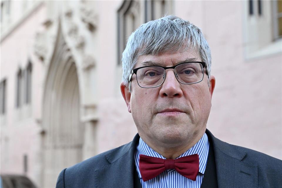 Die EKM mit Landesbischof Friedrich Kramer rechnet bis 2045 mit einem beschleunigten Mitgliederrückgang von jährlich rund 4,5 Prozent. (Archivbild)Martin Schutt/dpa