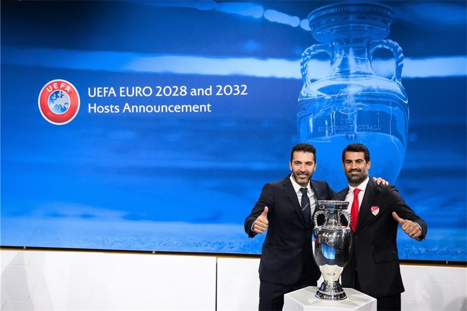 Die EM-Botschafter für 2032, Gianluigi Buffon (l) und Volkan Demirel.