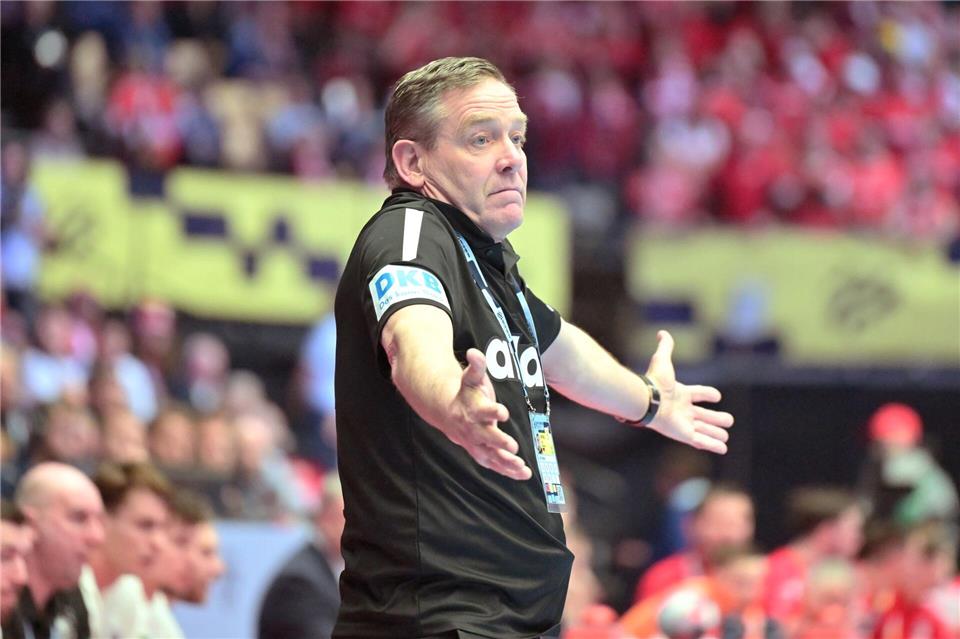 Die EM-Party fällt für Bundestrainer Alfred Gislason und die deutschen Handballer vorerst aus. Sina Schuldt/dpa