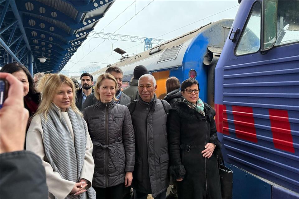 Die EU-Außenbeauftragte Kaja Kallas (2.v.l) und EU-Erweiterungskommissarin Marta Kos (r) legen Berichte zu Reformfortschritten von Ländern vor, die in die Europäische Union streben. (Archivbild)Ansgar Haase/dpa