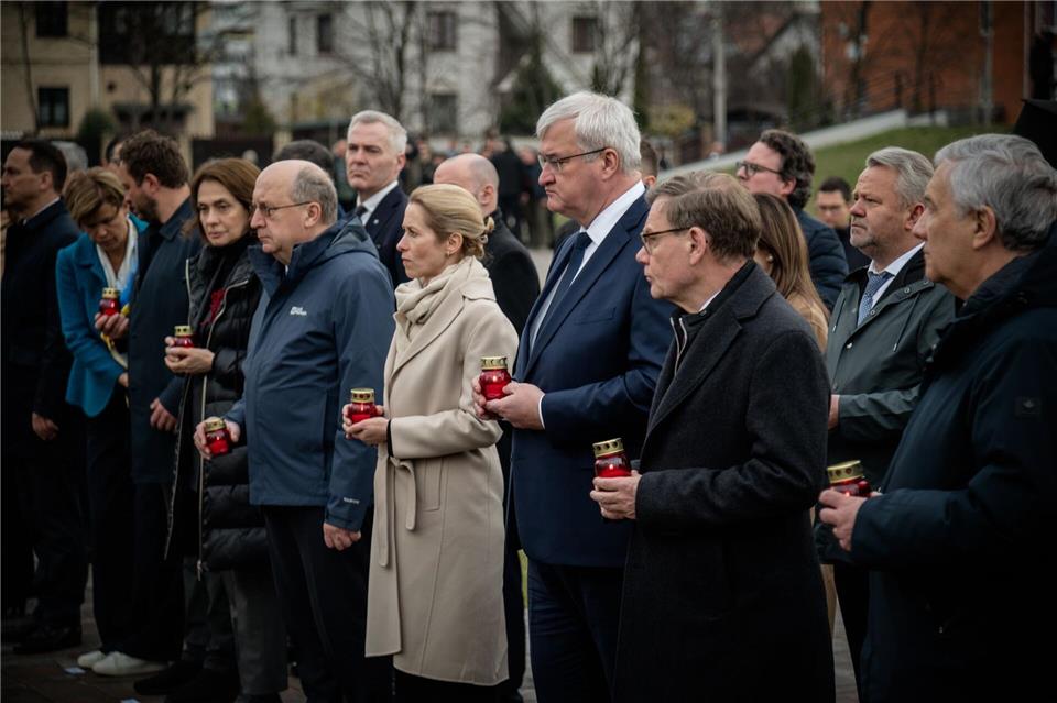 Die EU-Chefdiplomatin und ihre EU-Außenministerkollegen gedachten der Ermordeten in Butscha. Eduard Khryzhanivsky/Ukrainian Foreign Ministry Press Office/AP/dpa