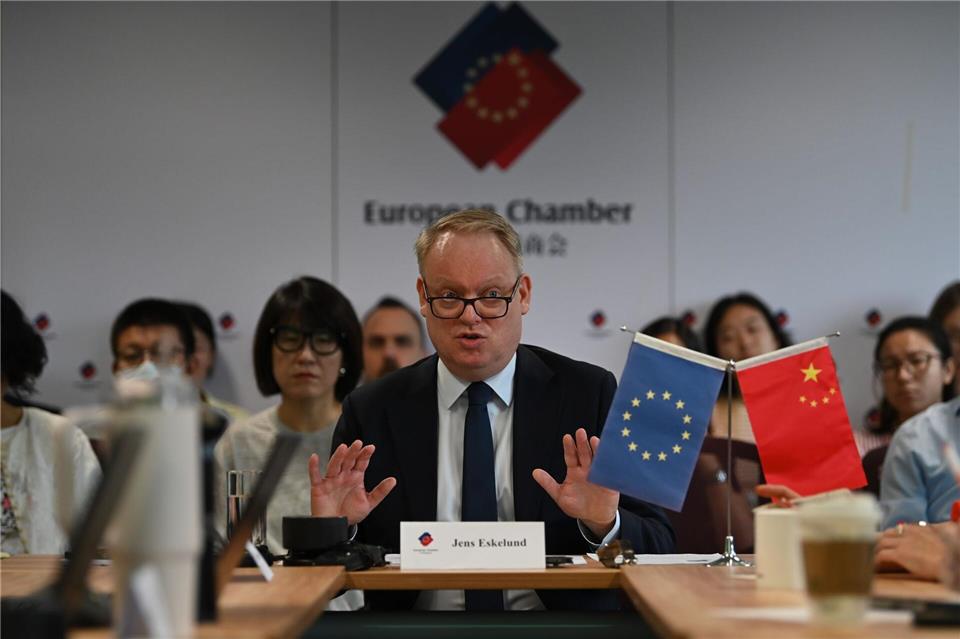 „Einbahnstraße“ China? Was sich für EU-Firmen ändern muss Die EU-Kammer gab auch weitere Informationen zur Lage um Exportkontrollen auf Seltene Erden. Johannes Neudecker/dpa/dpa-mag