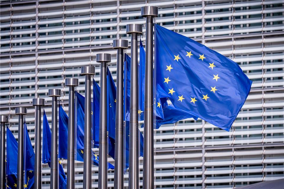 Die EU-Kommission genehmigt die staatliche Hilfe. (Symbolbild)Michael Kappeler/dpa