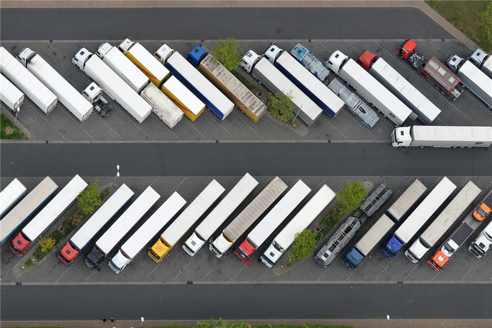 Die EU-Kommission hatte gegen die Lkw-Konzerne wegen verbotener Preisabsprachen Bußgelder von fast vier Milliarden Euro verhängt. (Symbolbild)Ralf Hirschberger/dpa-Zentralbild/dpa
