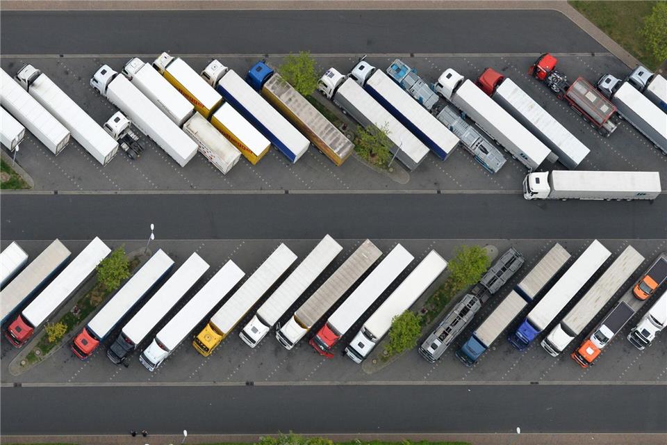 Die EU-Kommission hatte gegen zahlreiche Lkw-Konzerne wegen verbotener Preisabsprachen Bußgelder verhängt. (Symbolbild)Ralf Hirschberger/dpa-Zentralbild/dpa