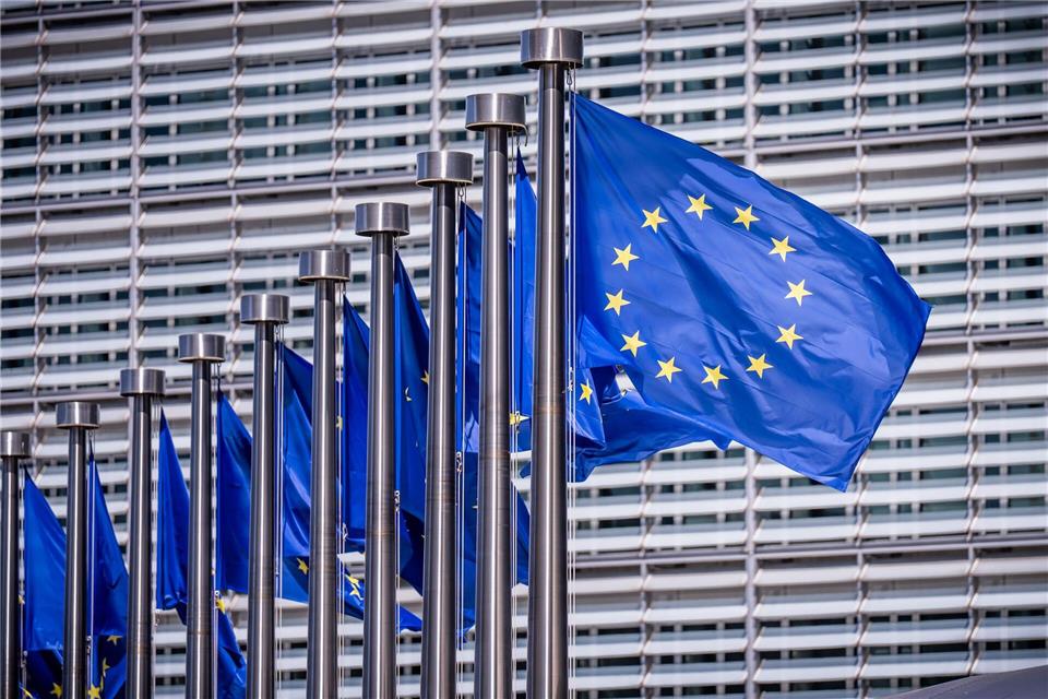 Die EU-Kommission prüft Staatshilfen, damit keine Verzerrung des Wettbewerbs auf dem EU-Markt entsteht. (Archivbild)Michael Kappeler/dpa