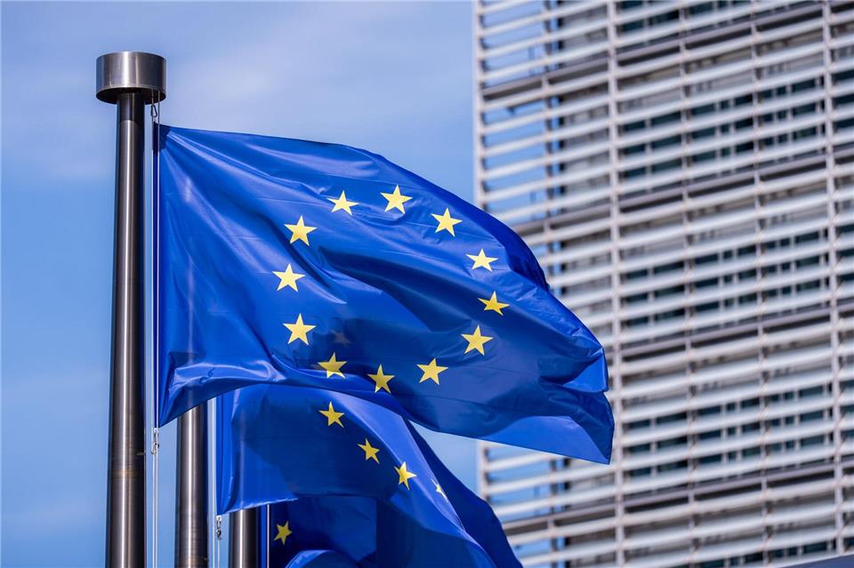 Die EU-Kommission prüft Staatshilfen, damit keine Wettbewerbsverzerrung auf dem EU-Markt entsteht. (Archivbild)Michael Kappeler/dpa