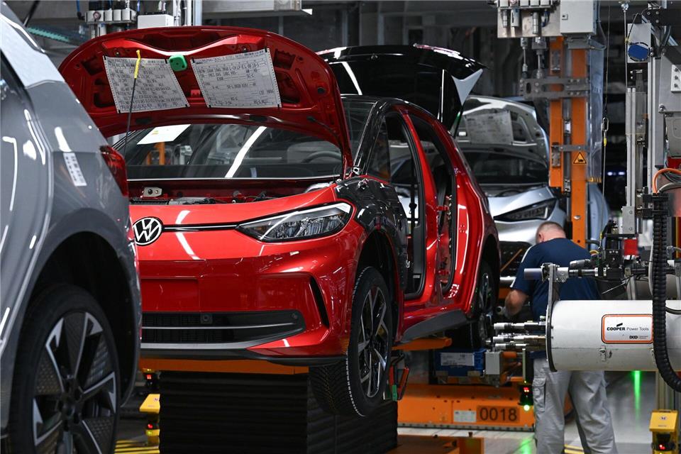 Die EU-Kommission will die Autoindustrie auch mit Bürokratieabbau entlasten. (Symbolbild)Hendrik Schmidt/dpa