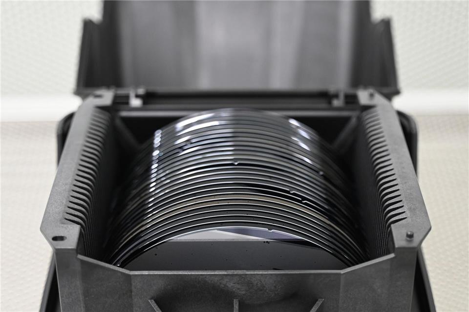 Die EU-Kommission will unter anderem die Versorgung mit Halbleitern sicherstellen. Im Bild: Zwischenprodukte, sogenannte Wafer, in den Räumen des Halbleiterproduzenten Nexperia. (Symbolbild)David Hammersen/dpa