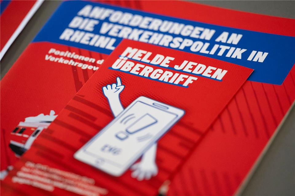 Die EVG fordert ein Sicherheitskonzept für das Bahn-Personal. Boris Roessler/dpa