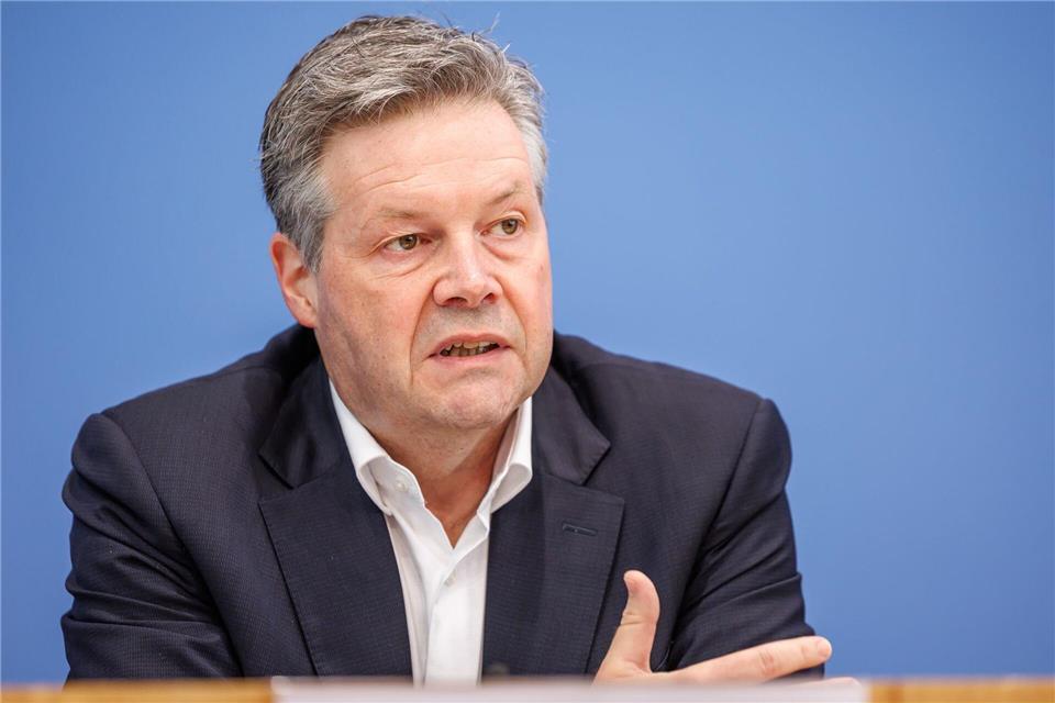 Die EVG will Rompf als neuen Chef der Bahn-Infrastruktursparte DB InfraGo verhindern.Andreas Gora/dpa