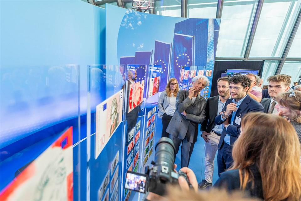 Die EZB hat Ende 2021 einen Prozess zur Neugestaltung der Geldscheine angestoßen. Im Juli 2026 stellte EZB-Präsidentin Christine Lagarde die Gestaltungsentwürfe vor, die in die engere Wahl gekommen sind. (Archivbild)Andreas Arnold/dpa