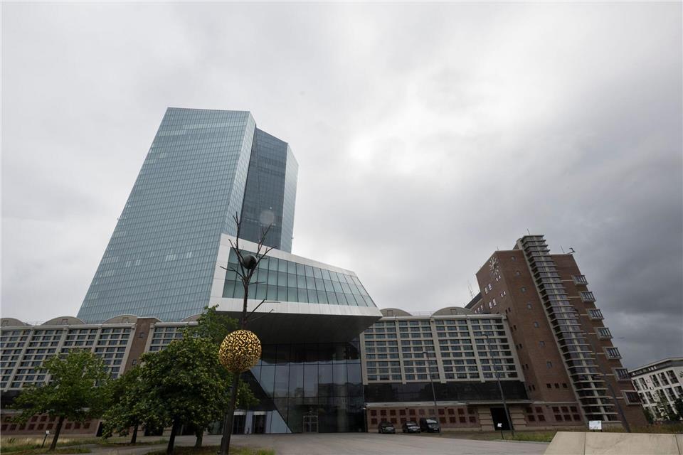 Die EZB sieht die Inflation im Euroraum eingedämmt (Archivbild)Boris Roessler/dpa