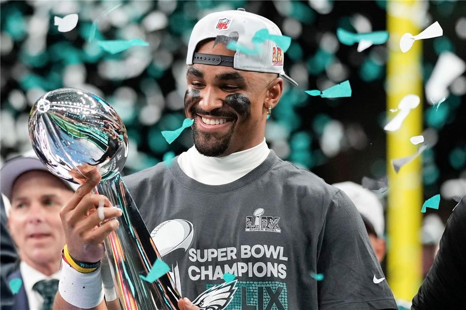 Die Eagles um Quarterback Jalen Hurts gehen als Titelverteidiger in die neue NFL-Saison - und als Favorit der Wettanbieter.Matt Slocum/AP/dpa