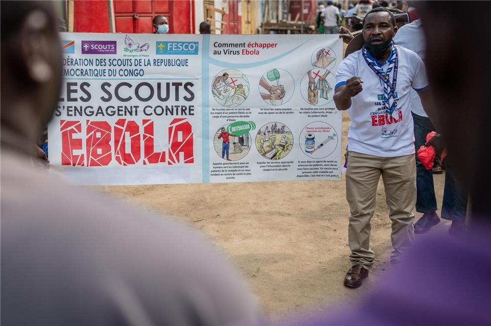 Die Ebola-Zahlen im Kongo steigen - bei der Bevölkerung wird Aufklärung über die Krankheit und Ansteckungsgefahren betrieben (Archivbild)Moses Sawasawa/AP/dpa