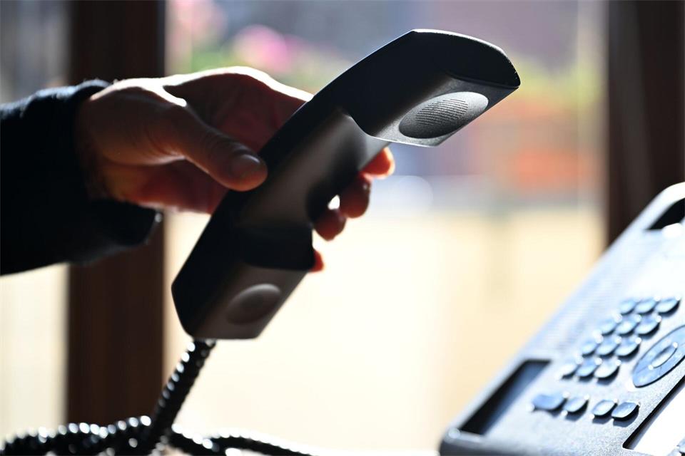 Die Ehrenamtlichen in der Telefonseelsorge sind über Monate extra geschult für die Gespräche.Soeren Stache/dpa