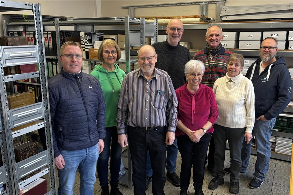 Die Ehrenamtlichen vom Heimatverein in den neuen Räumen des Archivs: Carsten Hösl (von links), Christa Holthausen, Karl-Otto Biedermann, Hermann-Josef Holthausen, Maria Schlottbohm, Ulrich Hengemühle, Angela Lütkebohmert und Claas Wübbeling.