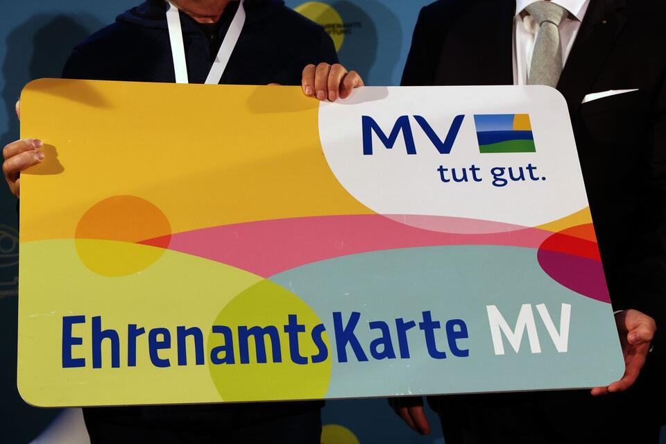 Die Ehrenamtskarte ist künftig in Mecklenburg-Vorpommern einfacher zu bekommen. (Archivbild) Bernd W�stneck/dpa