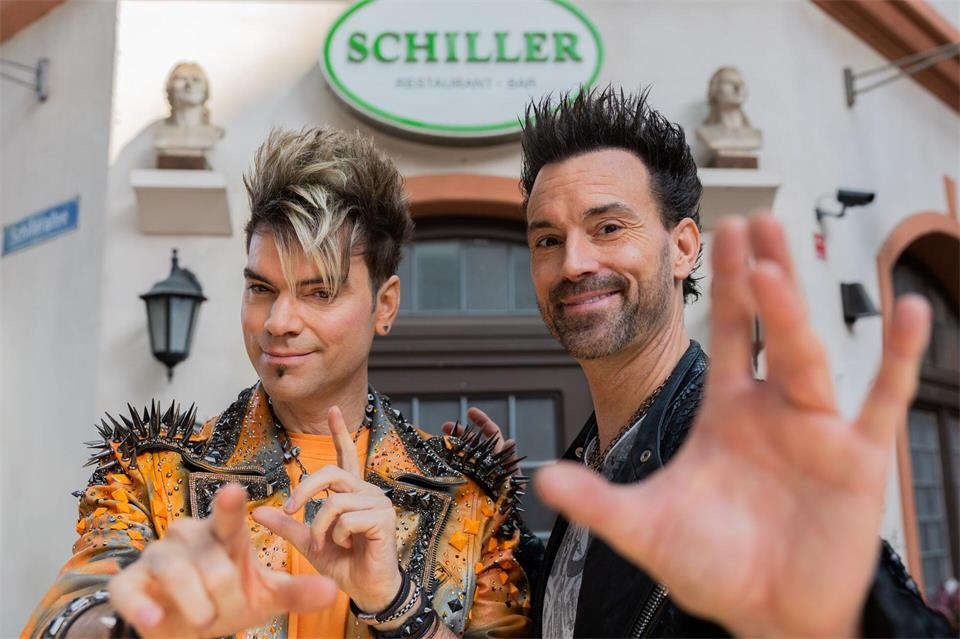 Die Ehrlich Brothers sind zu Besuch in der fiktiven Schillerallee, in der die Serie „Unter uns“ spielt.Rolf Vennenbernd/dpa