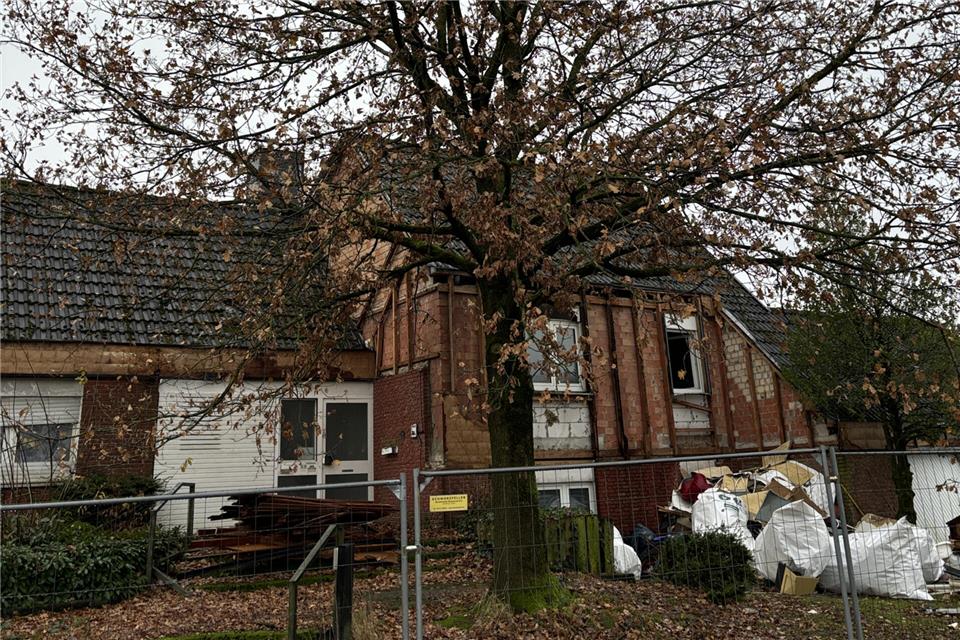 Die Eiche am ehemaligen Pfarrhaus kann gefällt werden. So hat es der Bau- und Umweltausschuss entschieden.